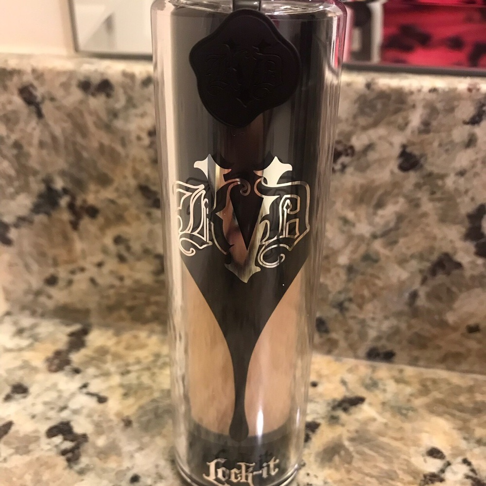 Kat Von D Lock it Foundation #47